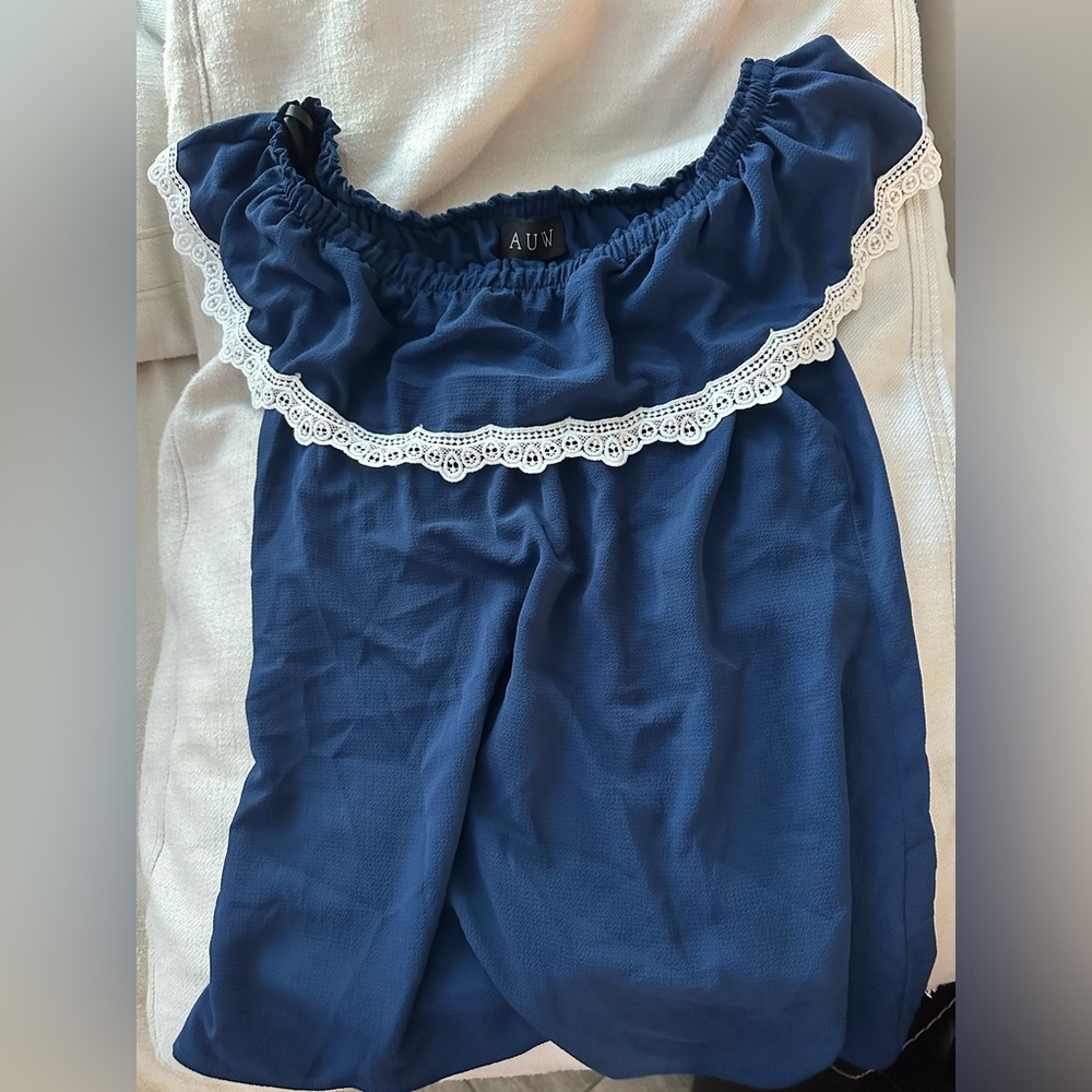 AUW size small blue and white top